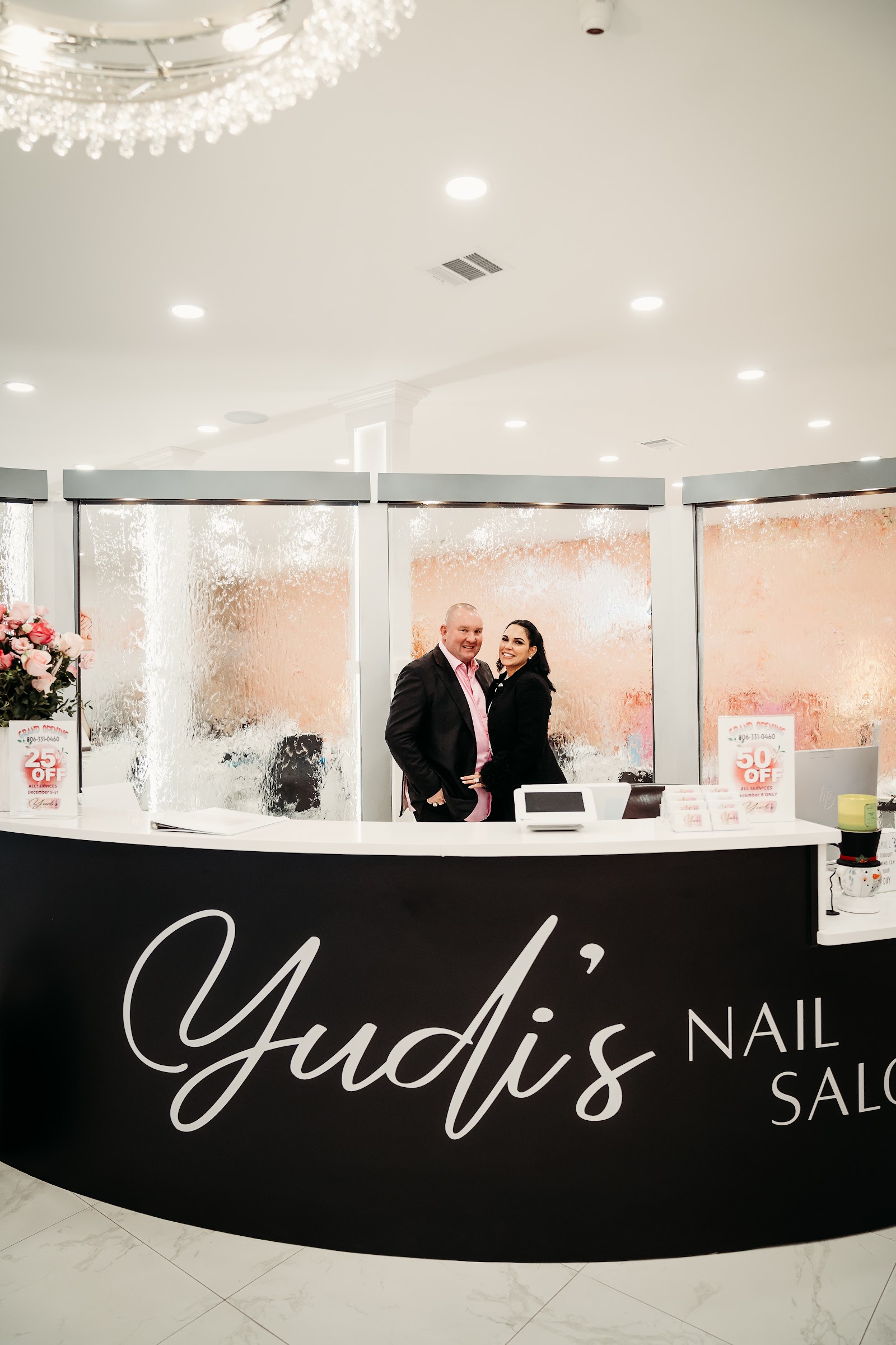 Yudi's Nail Salon logo